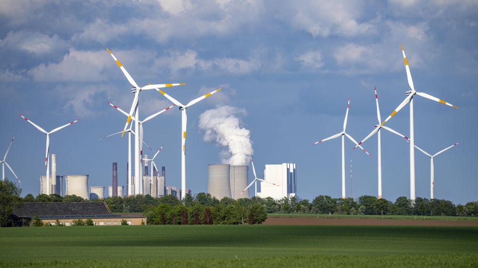 Braunkohlekraftwerk mit Windpark