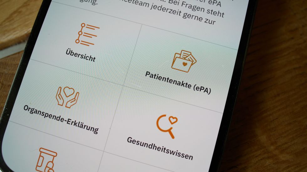 Blick auf den Zugang zu einer Patientenakte (ePA) der in einer App Krankenversicherung Viactiv auf einem Smartphone.